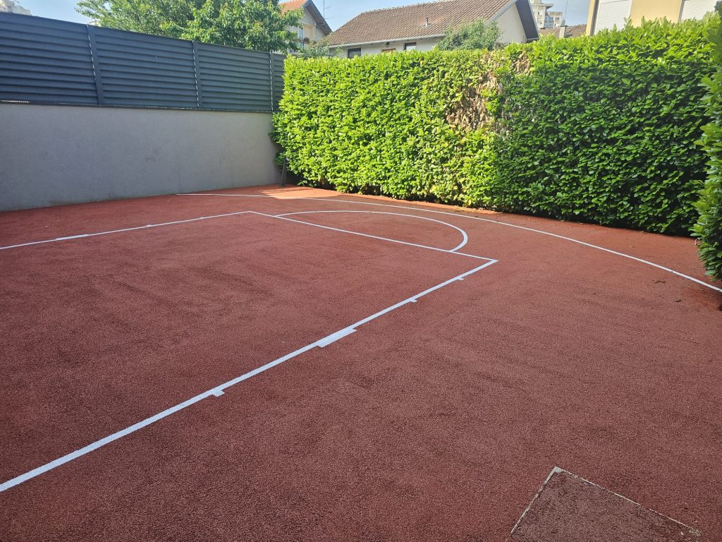 teren za košarku u dvorištu kuće