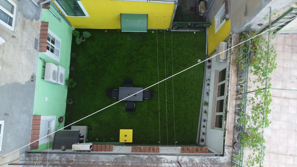 postavljanje umjetne trave u dvorištu