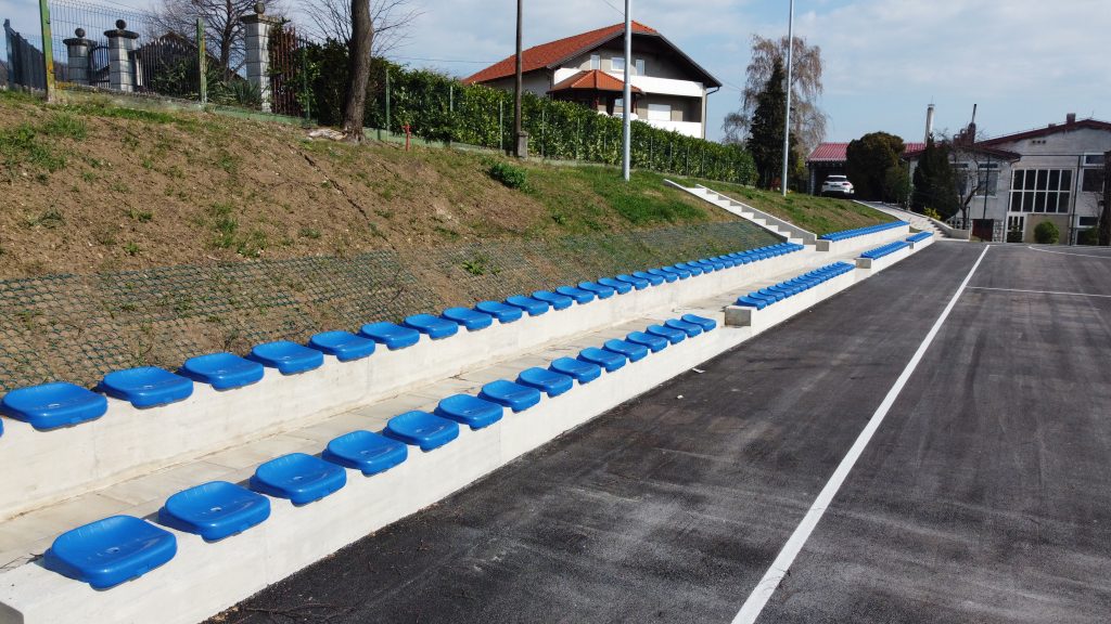 postavljanje tribina na igralištu